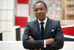 Okwui Enwezor è il direttore della Biennale Arte di Venezia 2015. Quella che si farà “assieme” all’Expo di Milano. Il presidente Baratta mette a segno un altro colpo da maestro dopo Massimiliano Gioni