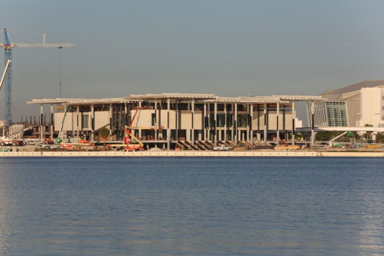 Pérez Art Museum Miami view from Watson Island. Designed by Herzog de Meuron. Photo by Daniel Azoulay Herzog & de Meuron aprono il Pérez Art Museum. La più grande novità di Miami 2013