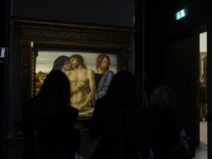 Ermanno Olmi scenografo a Brera: ecco la collocazione pensata dal regista per il “Cristo morto” di Andrea Mantegna. Con il riallestimento emozionale della sala dedicata ai maestri del Rinascimento veneto