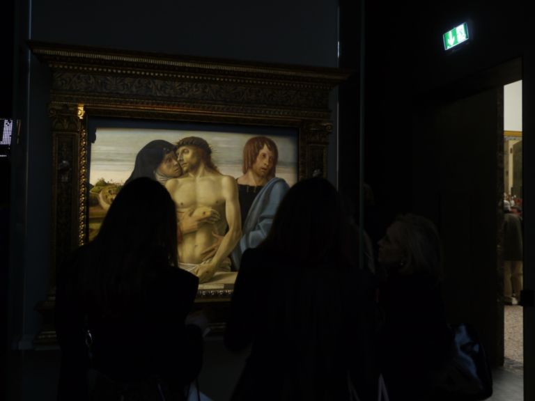 P1230345 Ermanno Olmi scenografo a Brera: ecco la collocazione pensata dal regista per il “Cristo morto” di Andrea Mantegna. Con il riallestimento emozionale della sala dedicata ai maestri del Rinascimento veneto