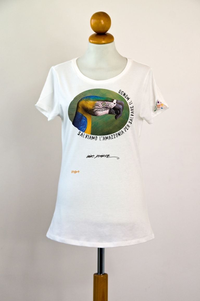Pappagallo donna Lo spirito ecologico di It@rt. Il progetto di t-shirt d’artista lancia una linea insieme al WWF. E invita Emilio Isgrò. In sostegno dell’Amazzonia