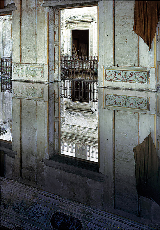 Per Barclay 2010 “Palazzo Costantino” stampa lightjet kodak endura montata su d bond Dieci anni di storia per Francesco Pantaleone. Finissage della mostra-party che ha raccontato l’avventura felice della più nota galleria palermitana