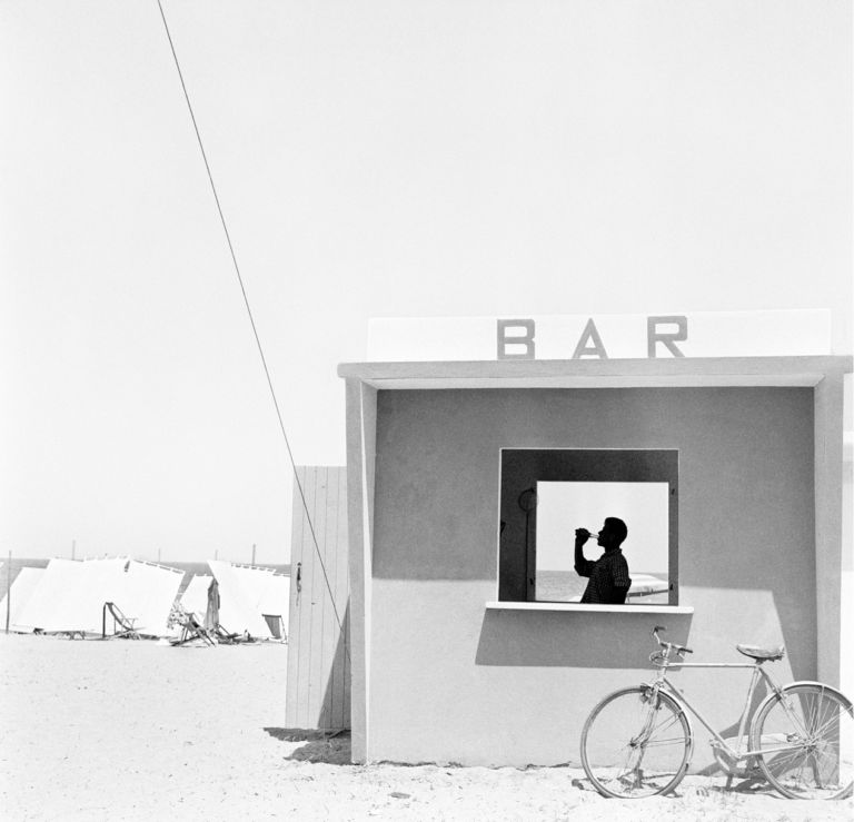 Piergiorgio bar adriatico45x45cm Finito il Festival di Fotografia di Roma. Ma per fare l'edizione dell'anno prossimo i soldi vanno trovati. Si parte con un'asta di fotografi internazionali. Battitore Sergio Rubini