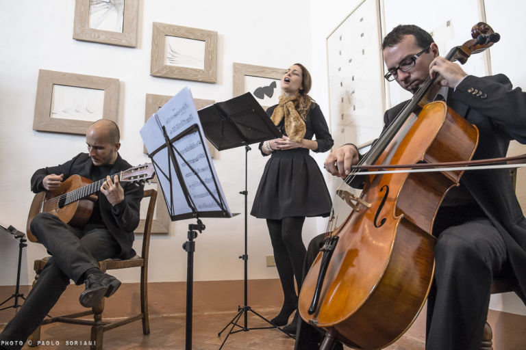 Pilar canta Bibo’s Place Galleria Bibo’s Place Todi foto Paolo Soriani 3 Pilar canta Mario Schifano. Immagini e video dell’esibizione della cantante e performer romana alla Galleria Bibo’s Place di Todi: virtuosismi canori per ripercorrere la parabola creativa del grande irregolare