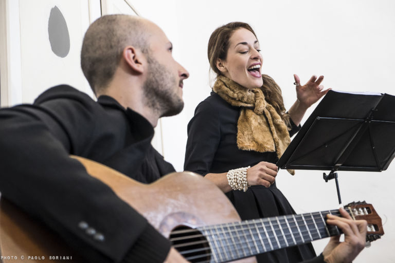 Pilar canta Bibo’s Place Galleria Bibo’s Place Todi foto Paolo Soriani 5 Pilar canta Mario Schifano. Immagini e video dell’esibizione della cantante e performer romana alla Galleria Bibo’s Place di Todi: virtuosismi canori per ripercorrere la parabola creativa del grande irregolare