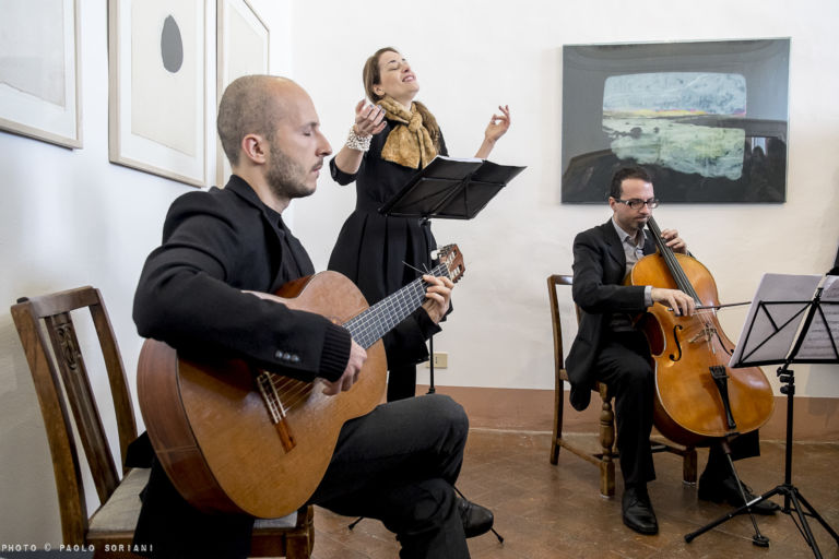 Pilar canta Bibo’s Place Galleria Bibo’s Place Todi foto Paolo Soriani 6 Pilar canta Mario Schifano. Immagini e video dell’esibizione della cantante e performer romana alla Galleria Bibo’s Place di Todi: virtuosismi canori per ripercorrere la parabola creativa del grande irregolare