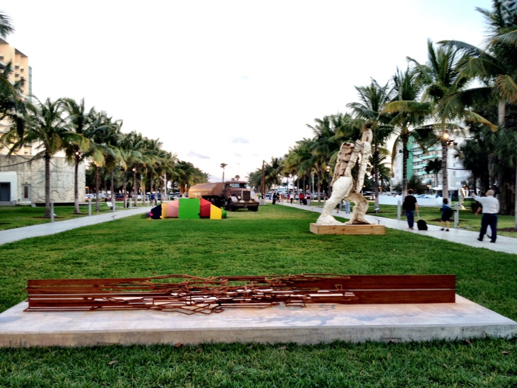 Miami Updates: quattro passi fuori dalle fiere. Ma sempre dentro la grande arte: ecco il video della sezione Public di Art Basel Miami Beach