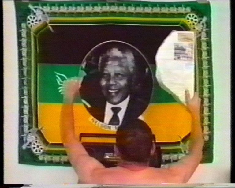 Thomas Hirschhorn Still dal video For Nelson Mandela È morto Nelson Mandela, piccolo grande uomo del ventesimo secolo. Un’icona anche per una generazione di creativi: lo ricordiamo con una galleria fotografica