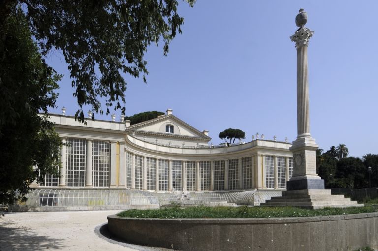 esterno teatro Roma saluta l’apertura del Teatro di Villa Torlonia, dopo oltre un secolo di stallo. Terminati i lavori di restauro, parte una stagione di spettacoli, laboratori e residenze