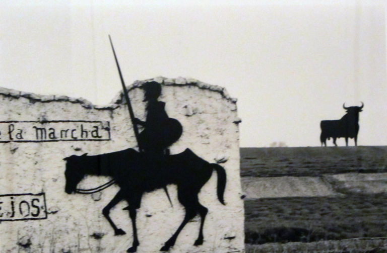 ferdinando scianna. nelle terre di don chisciotte 1984 stampa a pigmenti in carbone Mulini a vento alla galleria In Arco