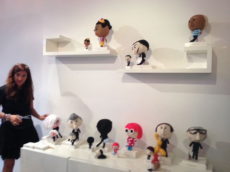 foto 1 Miami Updates: arrivano le dolls di Cattelan, Dalì, Banksy. Ritratti all’uncinetto, in forma di raffinati art toys, con mission sociale. È il progetto Mua Mua, a sostegno delle popolazioni indonesiane