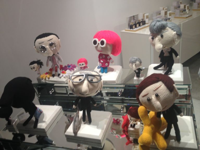 foto 11 Miami Updates: arrivano le dolls di Cattelan, Dalì, Banksy. Ritratti all’uncinetto, in forma di raffinati art toys, con mission sociale. È il progetto Mua Mua, a sostegno delle popolazioni indonesiane