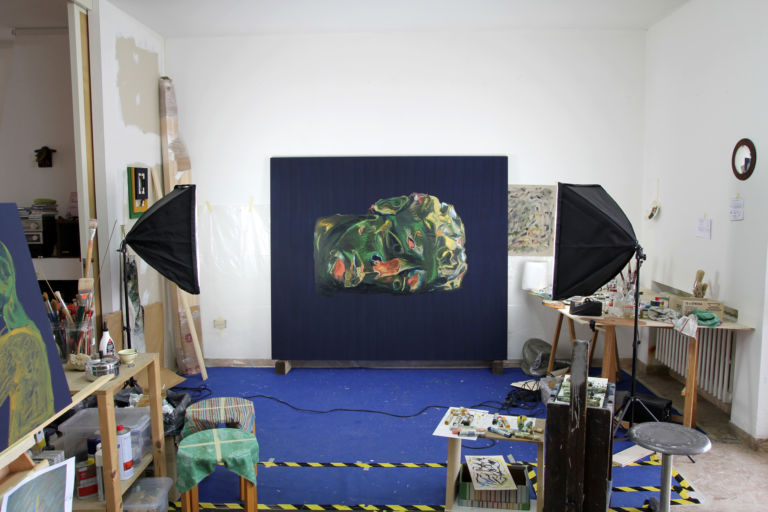 foto studio Matteo Fato Un tour nel condominio degli artisti, a Pescara. Secondo appuntamento per il ciclo di studio visit Stanze d’Aria: da Matteo Fato a Luca De Angelis, sette atelier in un palazzo solo