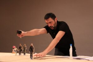 Kinkaleri a Milano con un one man show liberamente tratto da Bertolt Brecht. E per i più piccoli un laboratorio coreografico dedicato al mondo dei gesti