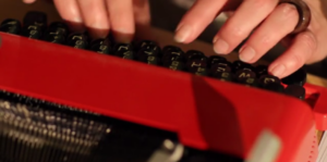 Pavel Braila, tributo alla macchina da scrivere. Performance per un’icona della modernità