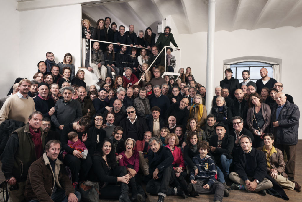 Quello scatto in Via degli Ausoni. Dopo trent’anni, la comunità dell’arte romana si incontra al Pastificio Cerere. E si piazza davanti all’obiettivo: foto ricordo, tornando al 1983