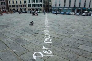Parole Rosa, un’azione di walking art a Milano, tra finanza e femminismo. Stefania Galegati traduce in segni sul suolo una storia di Rosa Matteucci. Omaggio alle donne, in Piazza Affari