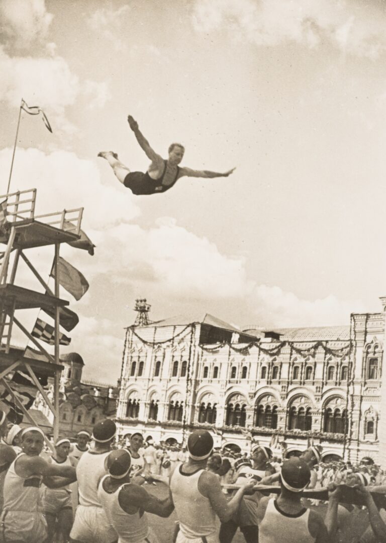 2 Nikolai Kubeev Parade on Red Square 1 Lo sport e le avanguardie russe. Una mostra al Museo Olimpico di Losanna, in occasione dei Giochi invernali di Sochi. Immagini straordinarie, per raccontare un'epoca di grandi trasformazioni