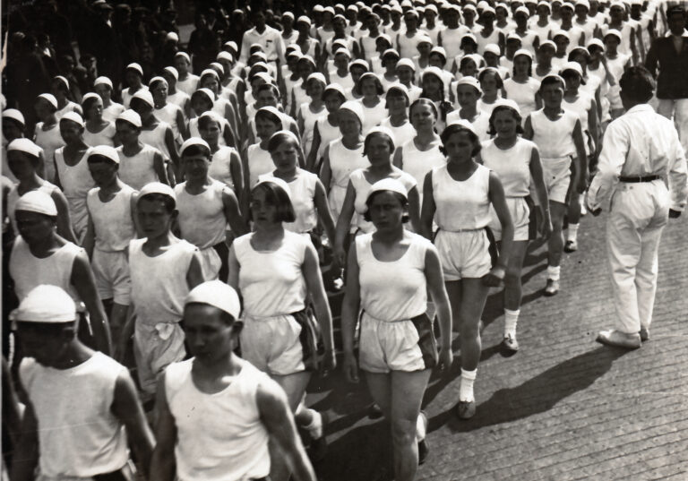 6 S.A. Magaziner Parade Leningrad Lo sport e le avanguardie russe. Una mostra al Museo Olimpico di Losanna, in occasione dei Giochi invernali di Sochi. Immagini straordinarie, per raccontare un'epoca di grandi trasformazioni