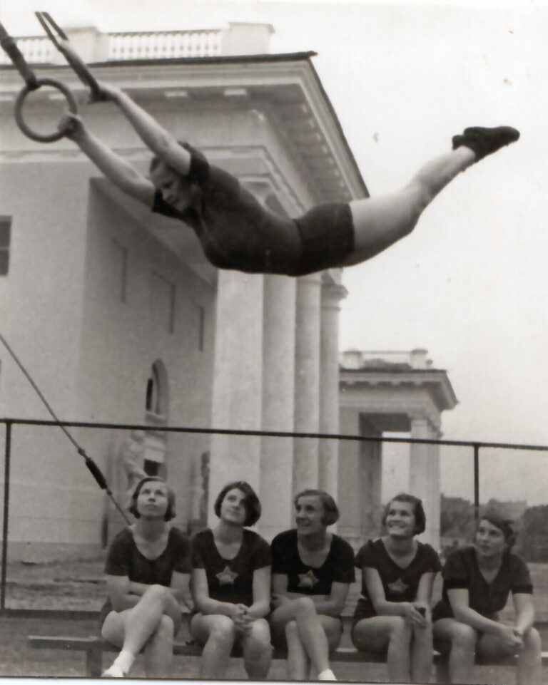 7 V. Korbut Artistic Gymnastic Lo sport e le avanguardie russe. Una mostra al Museo Olimpico di Losanna, in occasione dei Giochi invernali di Sochi. Immagini straordinarie, per raccontare un'epoca di grandi trasformazioni