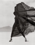 7. Herb RittsVersace Veiled Dress El Mirage 1990 Herb Ritts: luci e corpi