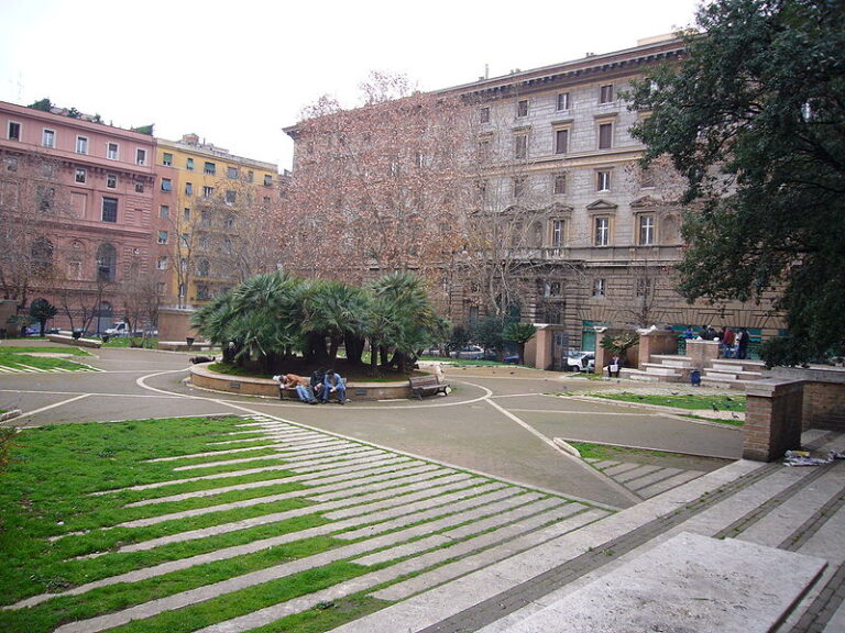 800px Esquilino piazza Dante 1000967 Il cantiere edile occupa il giardino pubblico? E i cittadini rispondono col Cantiere dei Poeti. Succede a Roma, in piazza Dante. Arte, letteratura e senso civico, reinventando la città