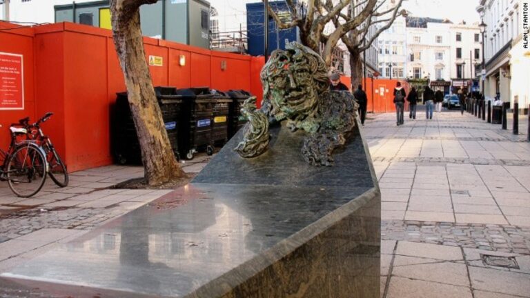 A Conversation with Oscar Wilde Londra Il monumento a Giovanni Paolo II di Oliviero Rainaldi a Roma? È uno degli undici più brutti del mondo. Parola di CNN