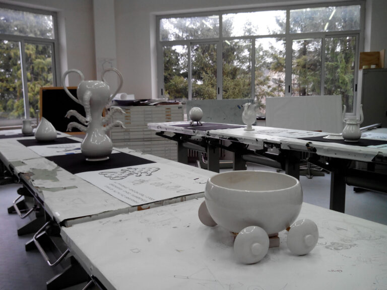 Arde artigianato e design Castelli 5 Prendi un gruppo di designer intraprendenti, mettili al lavoro sulle ceramiche fra le più belle dell’antichità: una tre-giorni di workshop per tracciare il futuro di Castelli, in Abruzzo