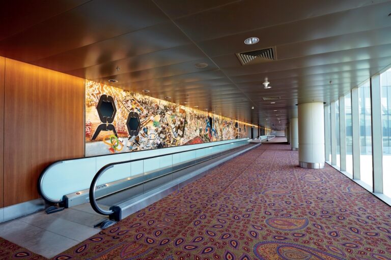 Arrivals corridor Il più grande programma di arte pubblica in India? È in aeroporto. Ecco le prime spettacolari immagini del nuovo International Airport di Mumbai: con 3 chilometri di sistema espositivo di wall-art