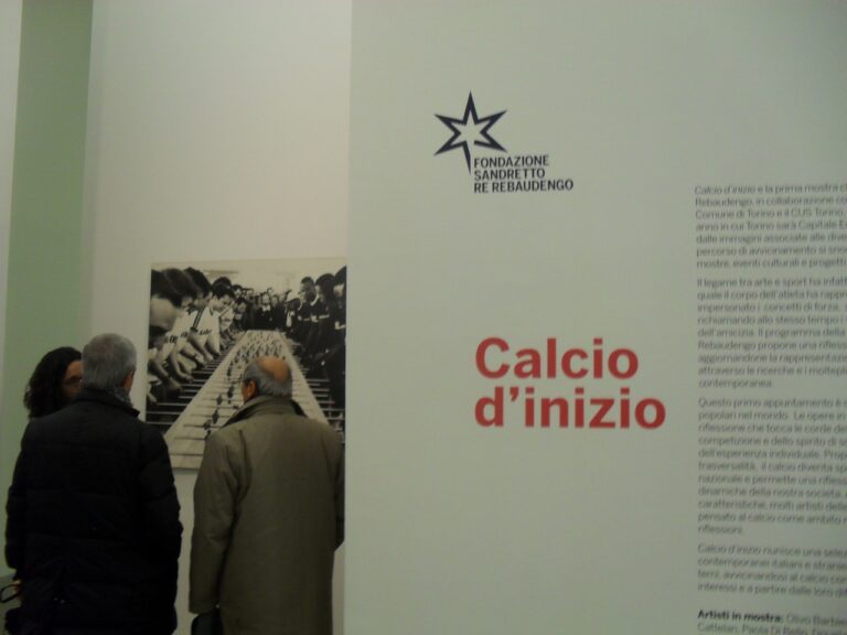 Calcio dinizio Fondazione Sandretto Torino L’arte gioca a pallone. Calcetto extralarge alla Sandretto per inaugurare la mostra Calcio d’inizio. Partita tra vip a Torino, con Marco Berry (del Toro) che batte Luca Beatrice (della Juve)