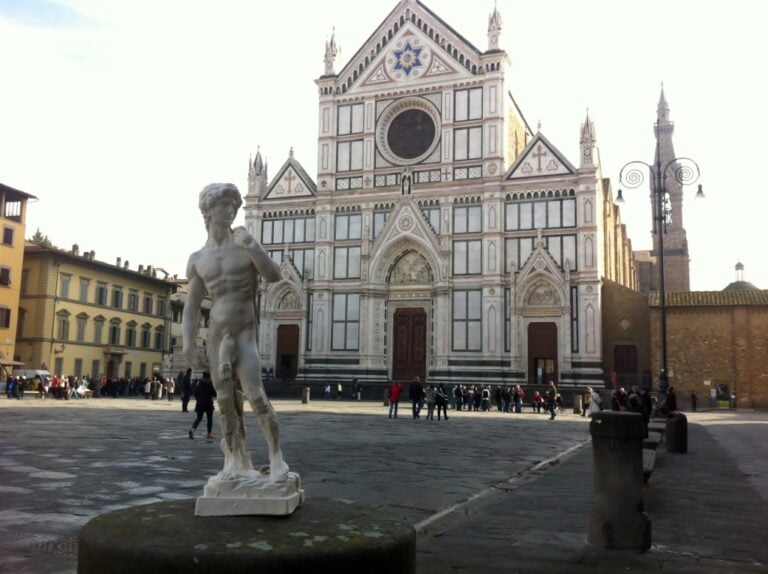 David Firenze 2 Il David di Michelangelo tira fuori... gli attributi! Statue priapesche per Pep Marchegiani, autore della performance con cui invita Matteo Renzi a svecchiare una Firenze troppo legata all’arte del passato. E sorda nei confronti del contemporaneo