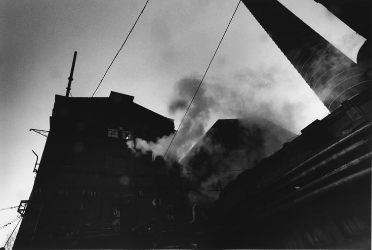 David Lynch fotografo. In mostra, a Londra, ottanta scatti collezionati in vent’anni. Fabbriche abbandonate, da New York a Berlino, tra inquietudine e decadenza