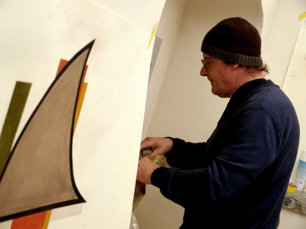 Tre micro-murales di David Tremlett a Milano: fotogallery e intervista video all’artista inglese, all’opera nel noodle bar Zazà Ramen. Da poco aperto in una via Solferino dove si fa sempre più marcato il binomio tra arte e cibo