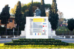 Francesco Visalli Omaggio a Mondriaan Roma La misteriosa scultura sopra al Circo Massimo e di fronte di Fori Imperiali. Ecco il monolite bifronte Omaggio a Mondriaan di Francesco Visalli. Occasione per parlare ancora di arte pubblica