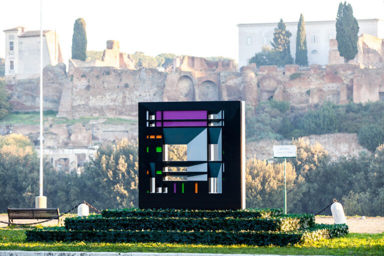 Francesco Visalli Omaggio a Mondriaan Roma 1 La misteriosa scultura sopra al Circo Massimo e di fronte di Fori Imperiali. Ecco il monolite bifronte Omaggio a Mondriaan di Francesco Visalli. Occasione per parlare ancora di arte pubblica