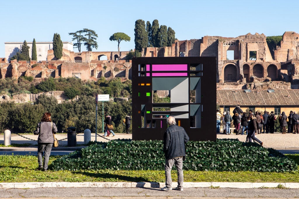 La misteriosa scultura sopra al Circo Massimo e di fronte di Fori Imperiali. Ecco il monolite bifronte Omaggio a Mondriaan di Francesco Visalli. Occasione per parlare ancora di arte pubblica