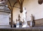 Furenze1 Il David di Michelangelo tira fuori... gli attributi! Statue priapesche per Pep Marchegiani, autore della performance con cui invita Matteo Renzi a svecchiare una Firenze troppo legata all’arte del passato. E sorda nei confronti del contemporaneo