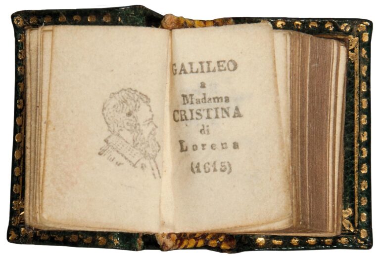 Galileo Galilei Lettera a Madama Cristina di Lorena ritenuto il più piccolo libro del mondo Dal libro più piccolo del mondo, di Galileo, alla foto della Gioconda esposta agli uffizi un secolo fa. Le biblioteche di Firenze svelano i loro tesori a Palazzo Pitti, ecco le immagini