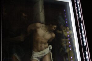 Mostra d’arte o camerino di teatro? Viterbo torna a esporre due capolavori di Sebastiano del Piombo, orfani del Museo Civico: ma con un allestimento “psichedelico”…