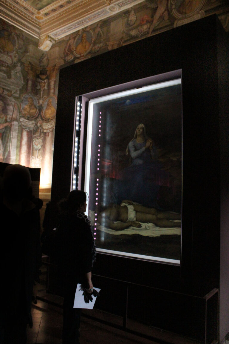 La Pietà di Sebastiano del Piombo nell’allestimento di Viterbo foto Maria Concetta Sileo Mostra d’arte o camerino di teatro? Viterbo torna a esporre due capolavori di Sebastiano del Piombo, orfani del Museo Civico: ma con un allestimento "psichedelico"…