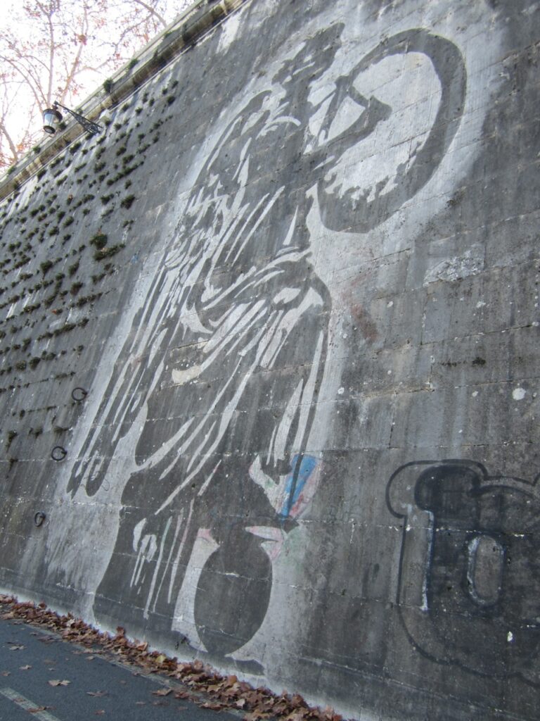 Ecco le prime foto della straordinaria opera di William Kentridge prevista per i muraglioni del Tevere a Roma. Peccato che la solita mentalità ministeriale e i soliti squallidi funzionari vogliano bloccar tutto