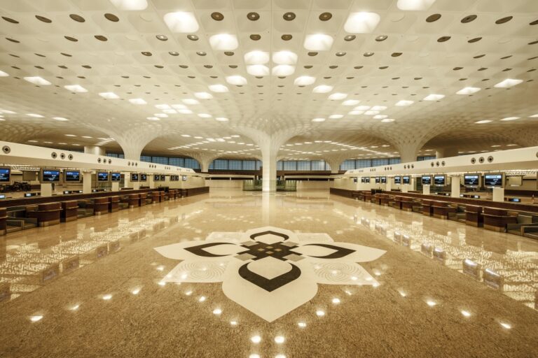 Mega Roof Il più grande programma di arte pubblica in India? È in aeroporto. Ecco le prime spettacolari immagini del nuovo International Airport di Mumbai: con 3 chilometri di sistema espositivo di wall-art