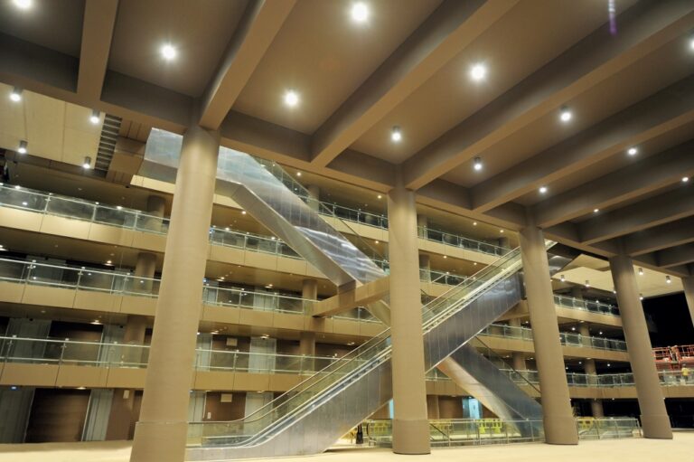 Multi level car parking Il più grande programma di arte pubblica in India? È in aeroporto. Ecco le prime spettacolari immagini del nuovo International Airport di Mumbai: con 3 chilometri di sistema espositivo di wall-art