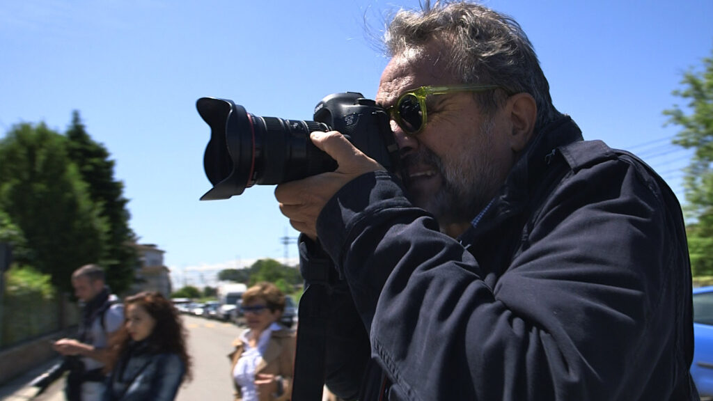 Sky Arte update: party al Plastic per presentare la seconda stagione di “Fotografi”, la serie che racconta i maestri italiani dello scatto. Milano tiene a battesimo il lancio del programma, che parte con l’inimitabile Oliviero Toscani