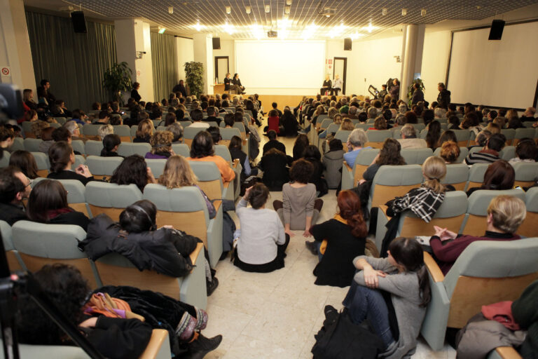 Sala conferenze Gam di Torino in occasione della casual talk di K. Perov e B. Viola 11 dicembre 2013 Kira Perov e Bill Viola: il tempo di una tazza di tè