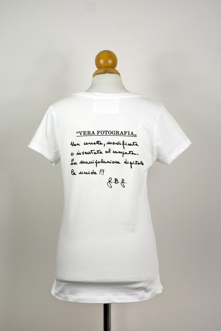 T shirt It@rt 4 Aiutare l’Amazzonia, in t-shirt. Appuntamento ad Arte Fiera Bologna per il drink con Artribune: protagonisti It@rt e le magliette disegnate da Emilio Isgrò