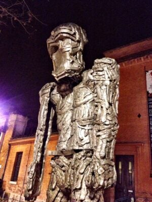 Una sculturona urbana di Thomas Houseago da 800mila euro per abbellire la stazione di un tram. Succede a Tolosa, ecco le foto