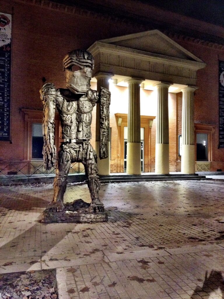 Thomas Houseago a Tolosa Una sculturona urbana di Thomas Houseago da 800mila euro per abbellire la stazione di un tram. Succede a Tolosa, ecco le foto