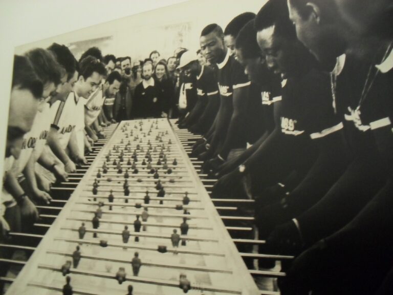 Unopera di Maurizio Cattelan Calcio dinizio Fondazione Sandretto Torino L’arte gioca a pallone. Calcetto extralarge alla Sandretto per inaugurare la mostra Calcio d’inizio. Partita tra vip a Torino, con Marco Berry (del Toro) che batte Luca Beatrice (della Juve)