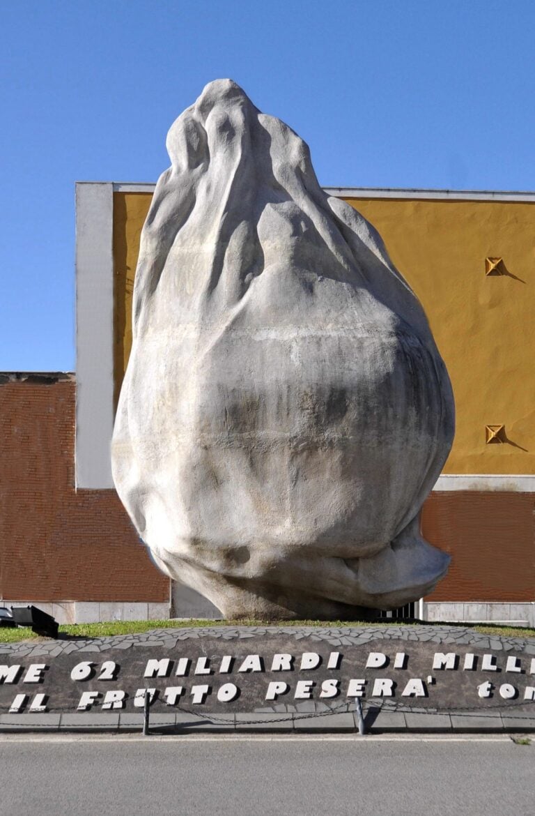 emilio isgro Storia di un Seme d’Arancia. Lieto fine per la grande scultura di Emilio Isgrò a Barcellona Pozzo di Gotto. Scongiurato il trasferimento, partono i restauri. Con una mostra di Ferdinando Scianna